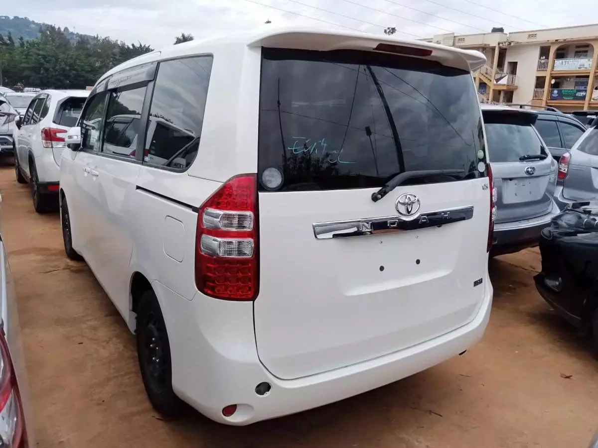 Toyota Noah   - 2011