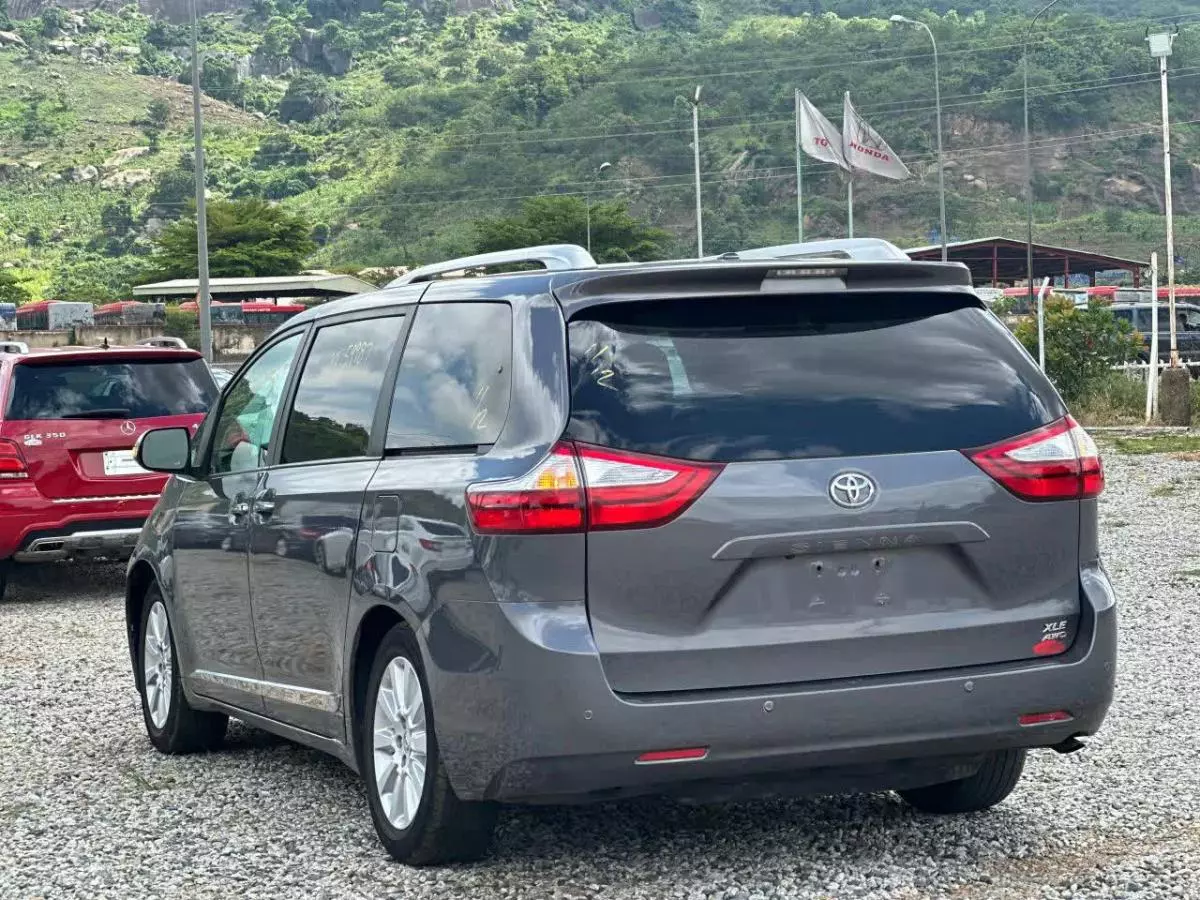 Toyota Sienna   - 2016