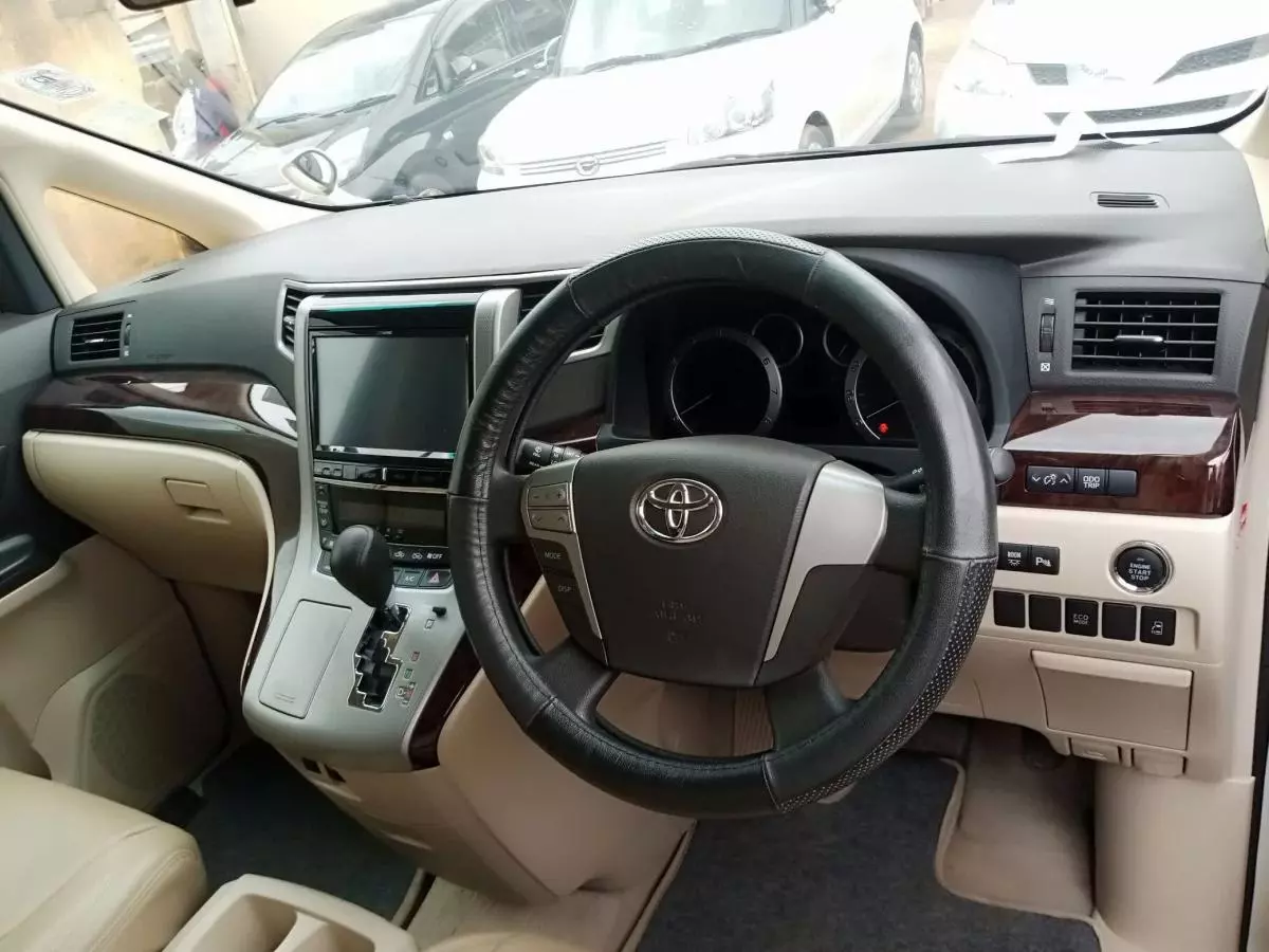 Toyota Alphard   - 2014