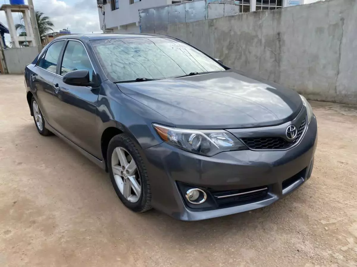 Toyota Camry   - 2012