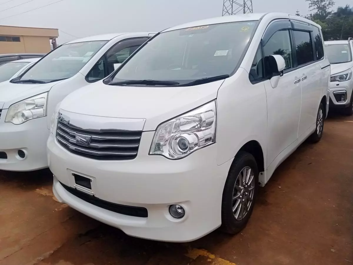 Toyota Noah   - 2012