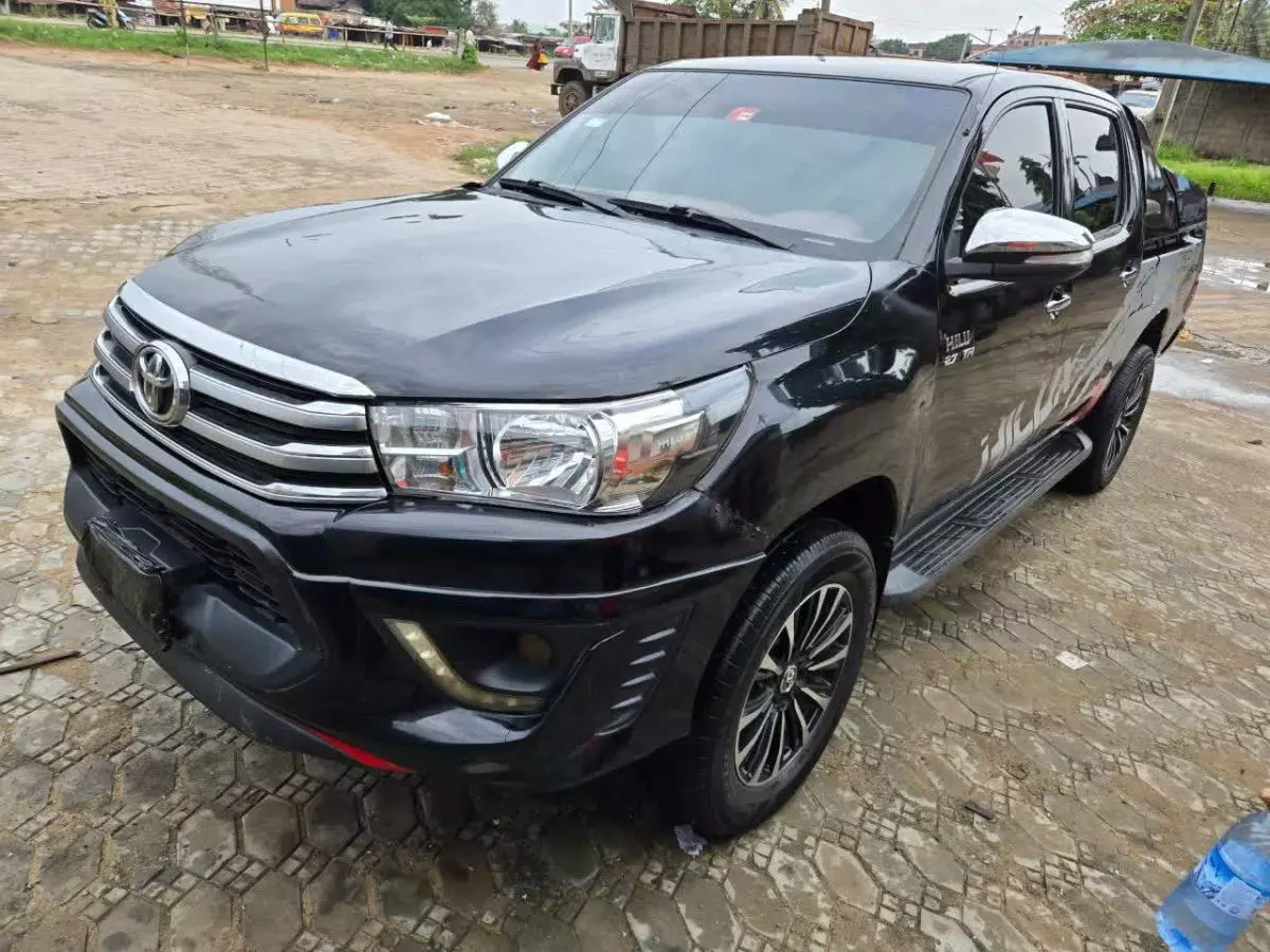 Toyota Hilux   - 2010