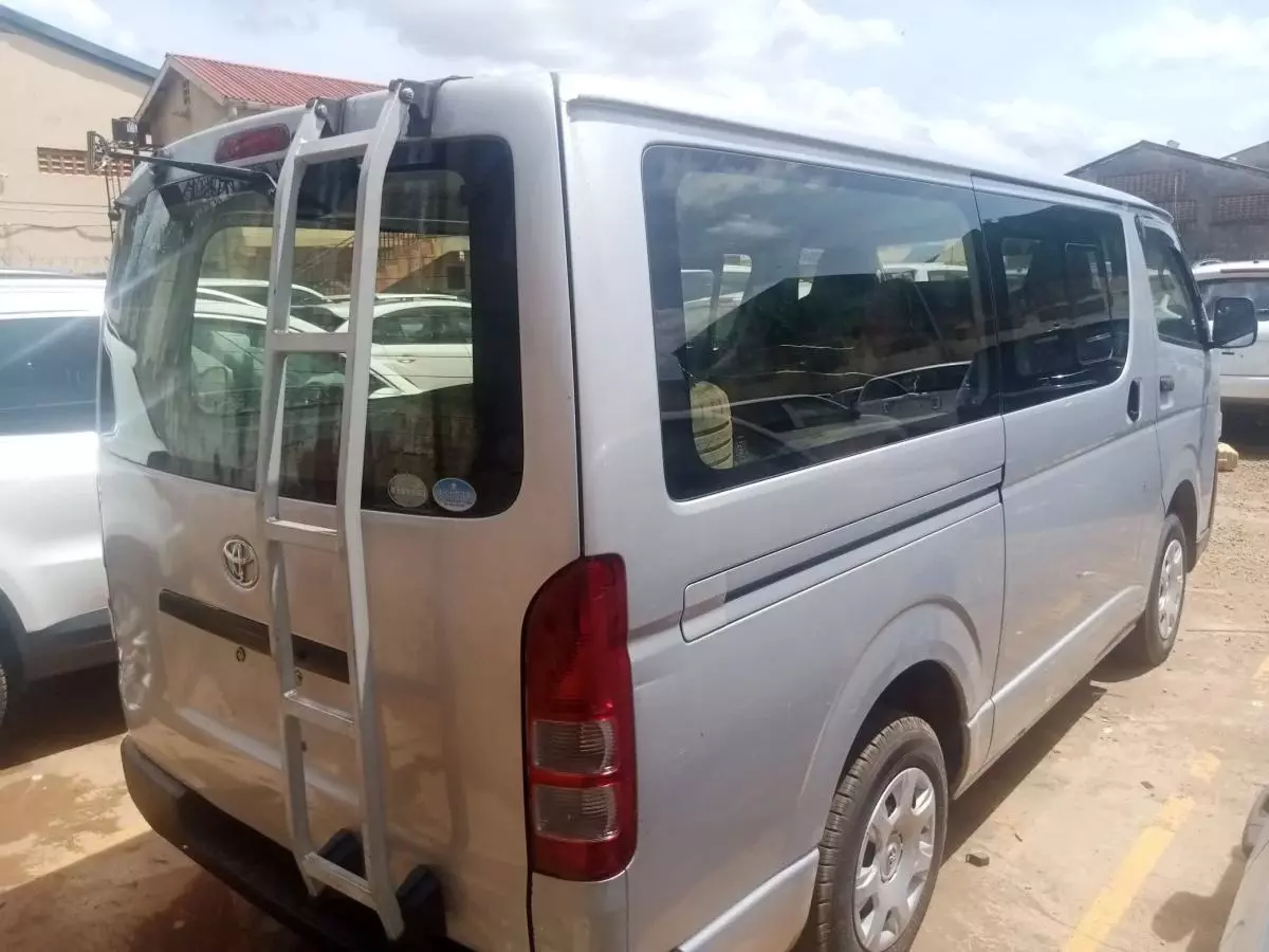 Toyota Hiace   - 2014