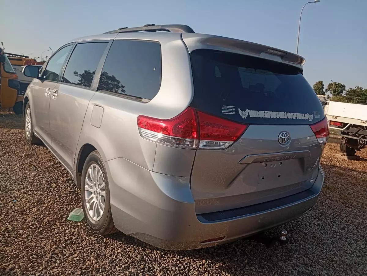 Toyota Sienna   - 2011