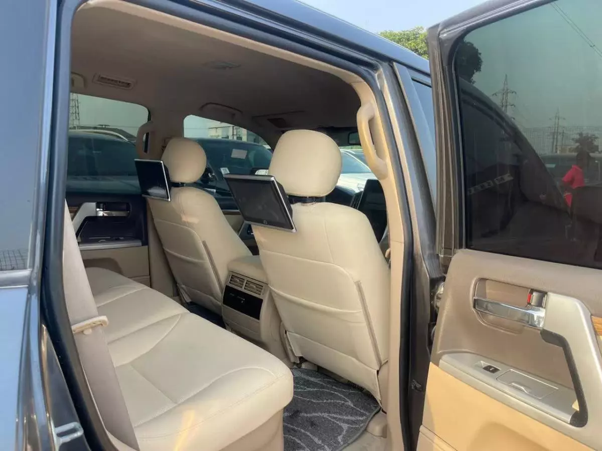 Toyota Land Cruiser - 2014