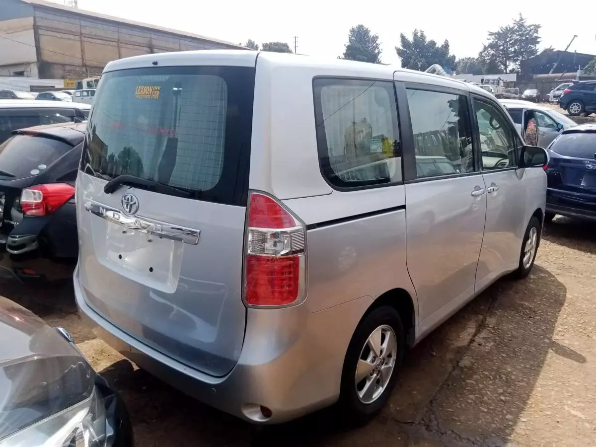 Toyota Noah   - 2009