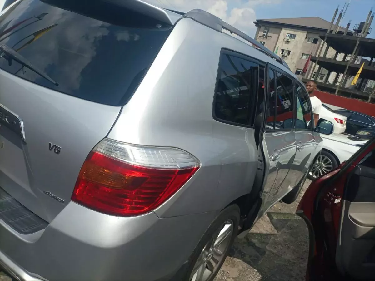 Toyota Highlander - 2011