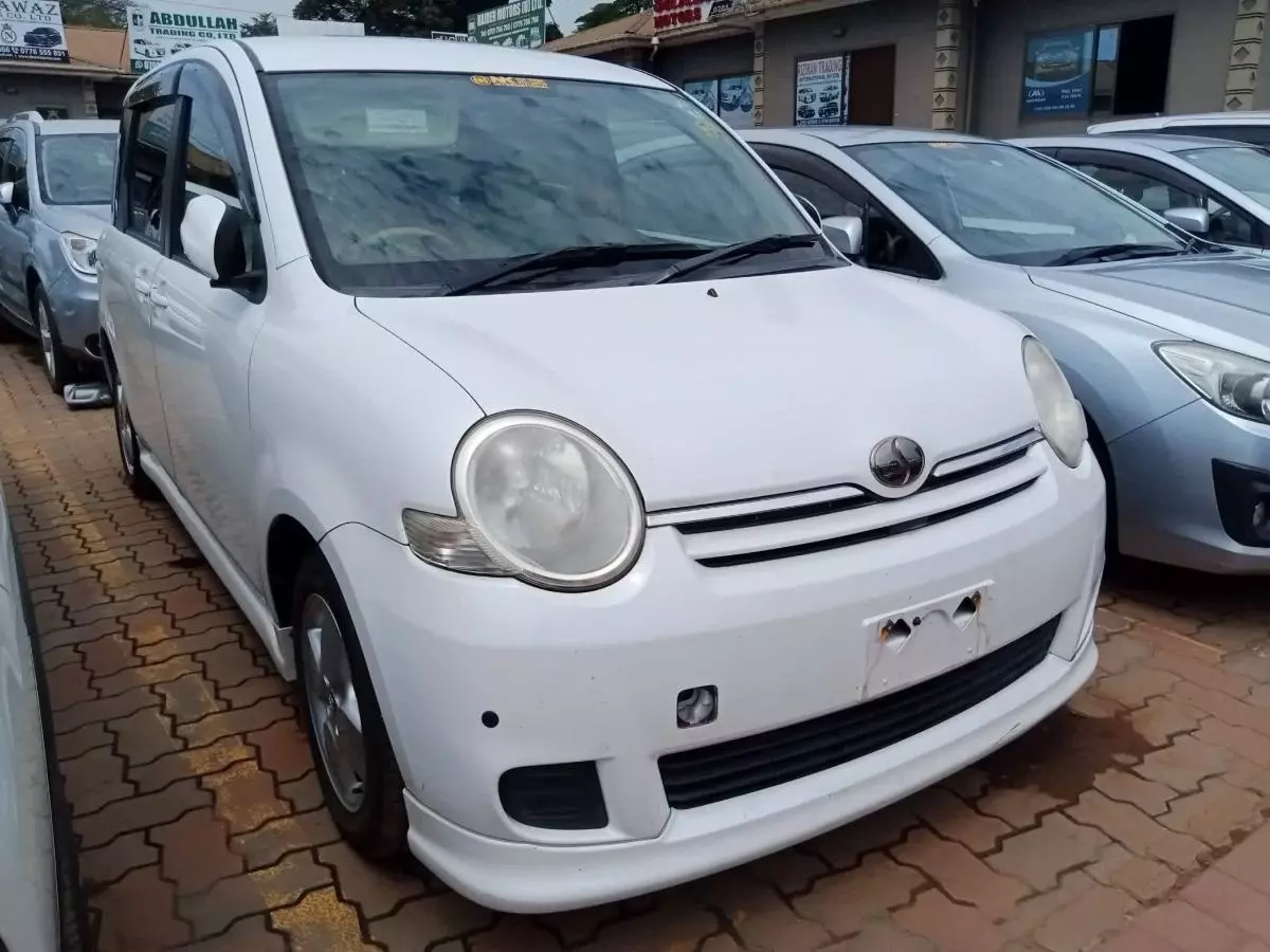 Toyota Sienta   - 2011