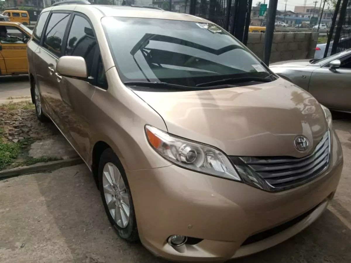 Toyota Sienna   - 2011