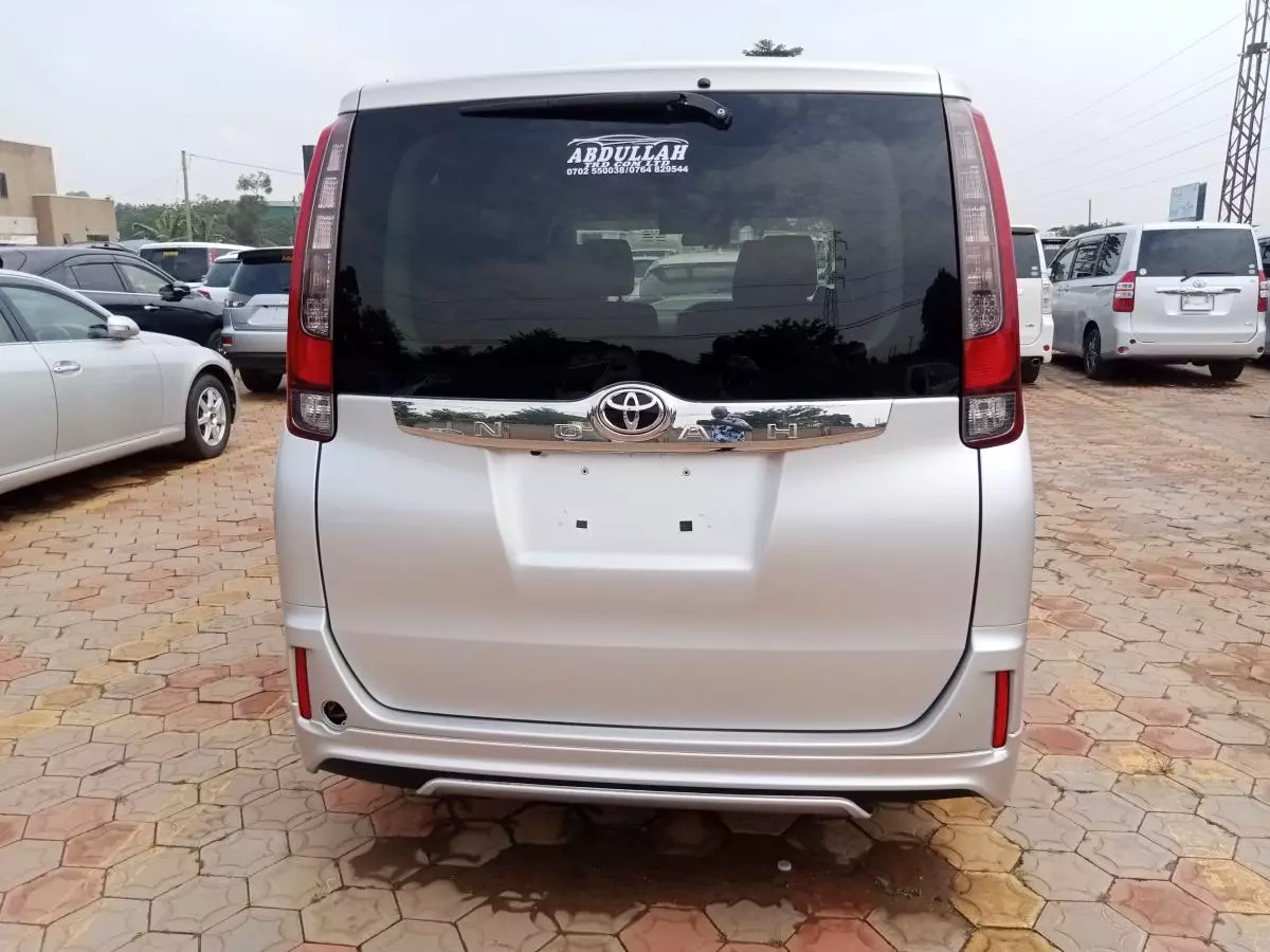 Toyota Noah   - 2014