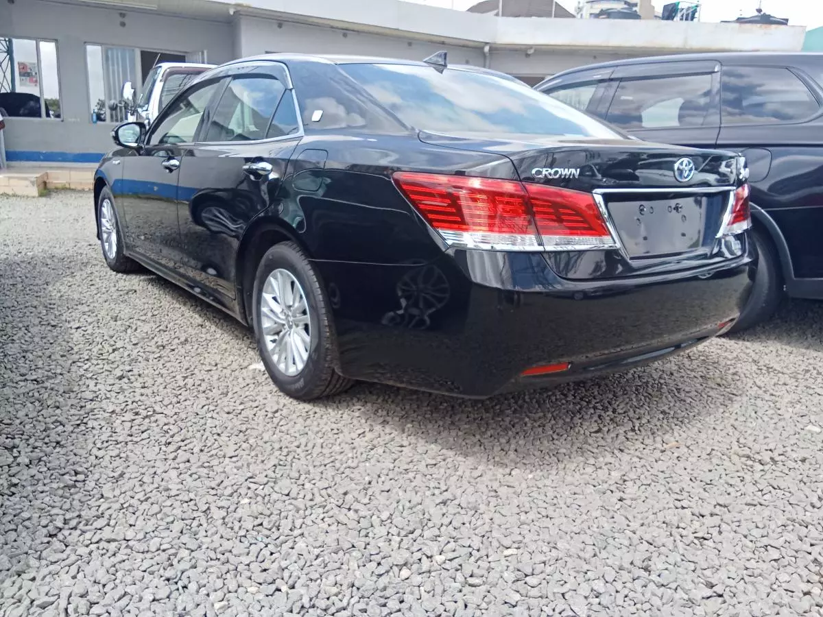 Toyota Crown Royal saloon Hybrid    - 2016