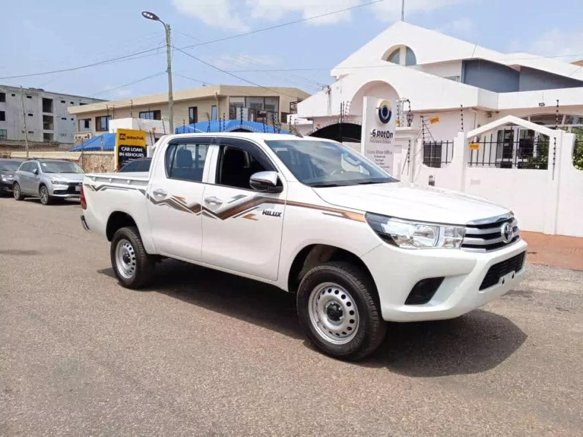 Toyota Hilux   - 2024