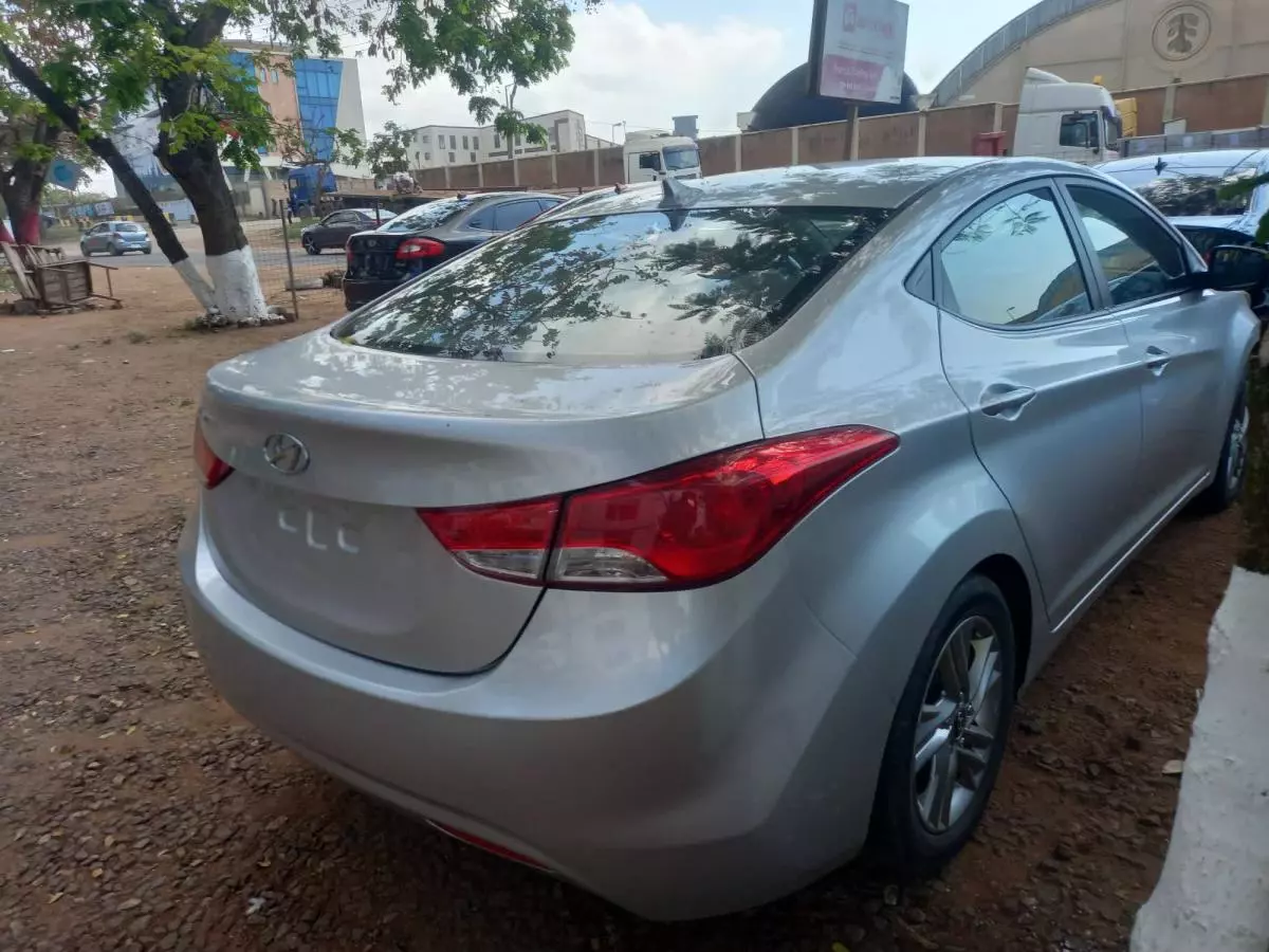 Hyundai Elantra   - 2013