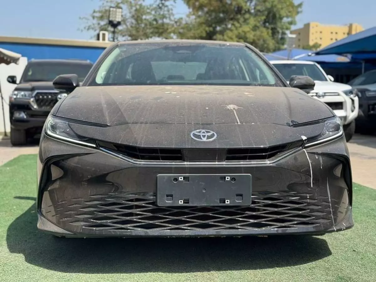 Toyota Camry   - 2025