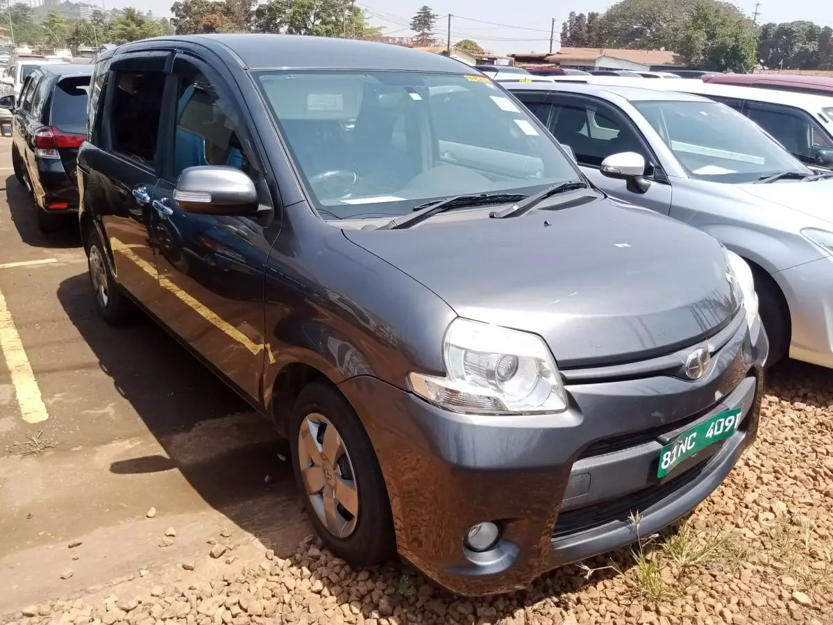 Toyota Sienta   - 2012