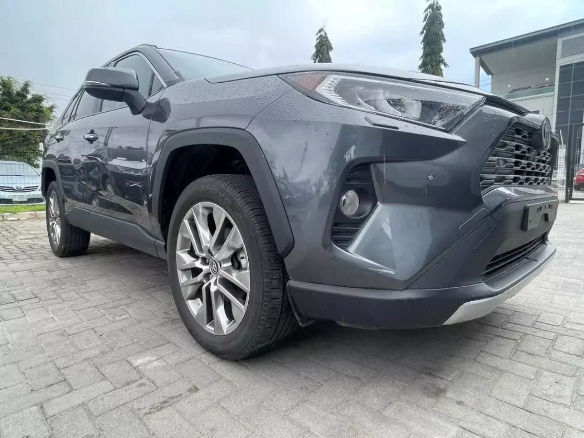 Toyota RAV 4   - 2019