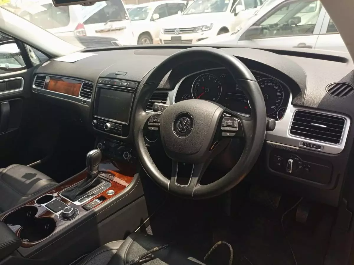 Volkswagen Touareg   - 2015
