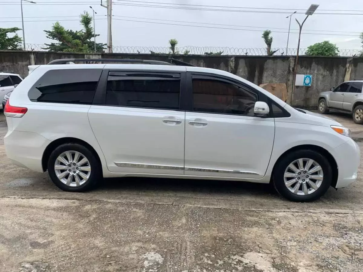 Toyota Sienna   - 2013