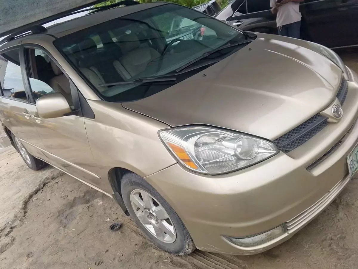 Toyota Sienna   - 2004