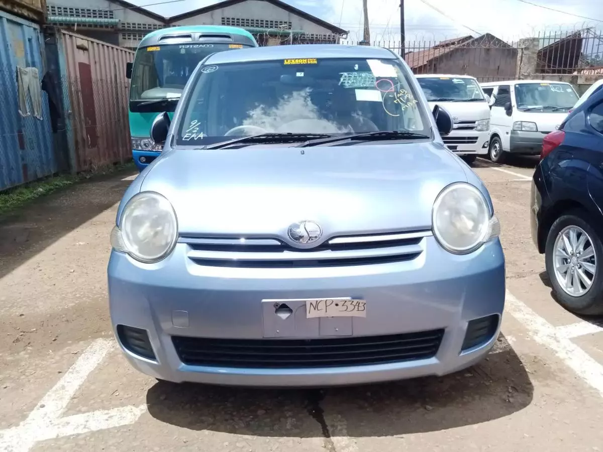 Toyota Sienta   - 2009