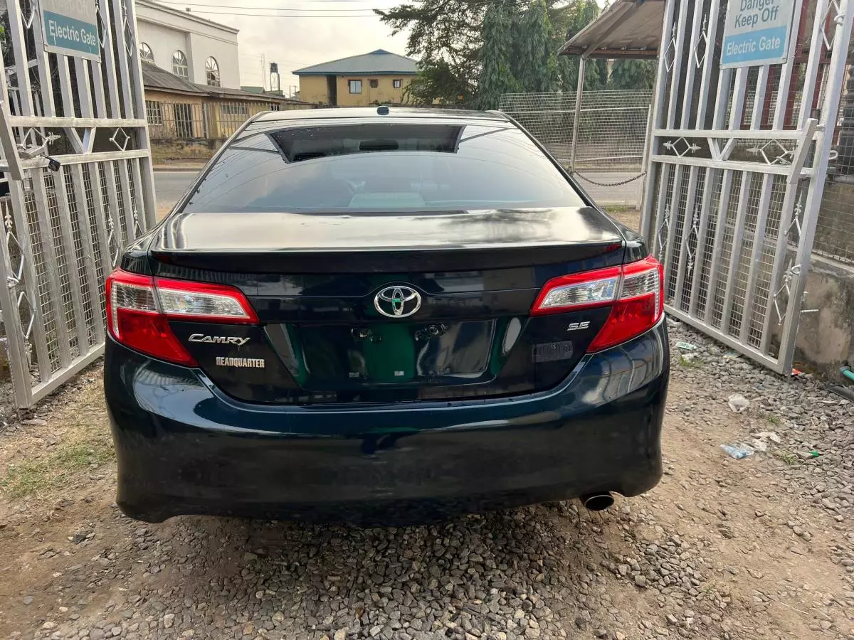 Toyota Camry   - 2012