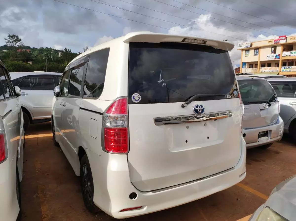Toyota Noah - 2010