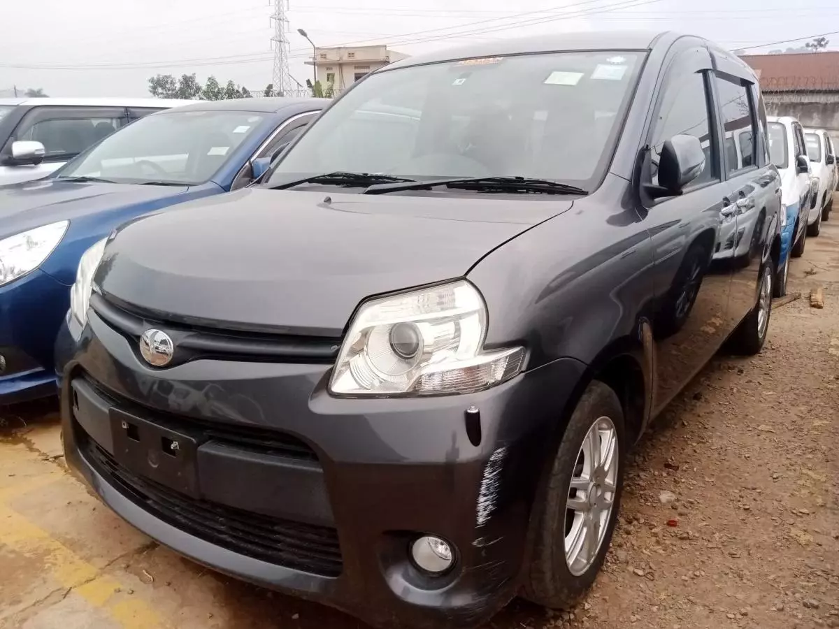 Toyota Sienta   - 2012