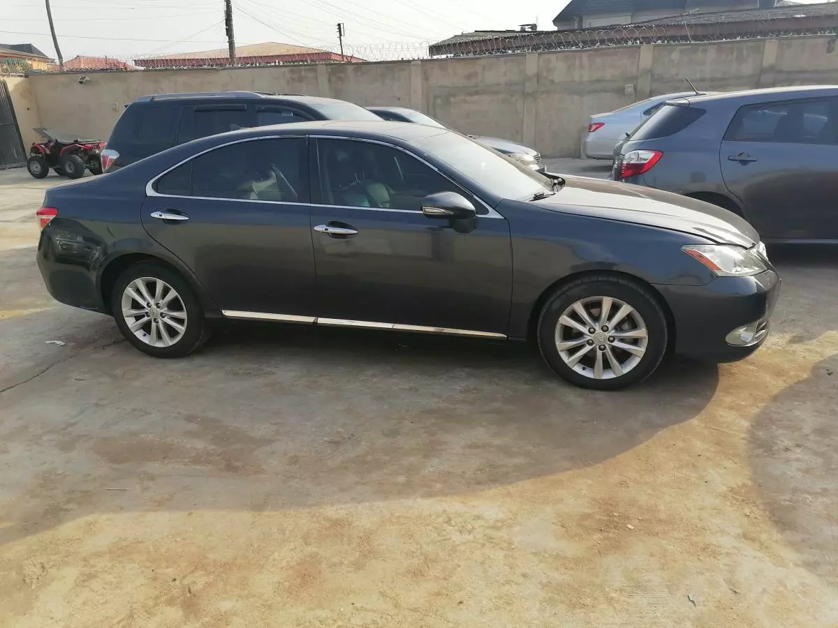 Lexus ES 350   - 2010