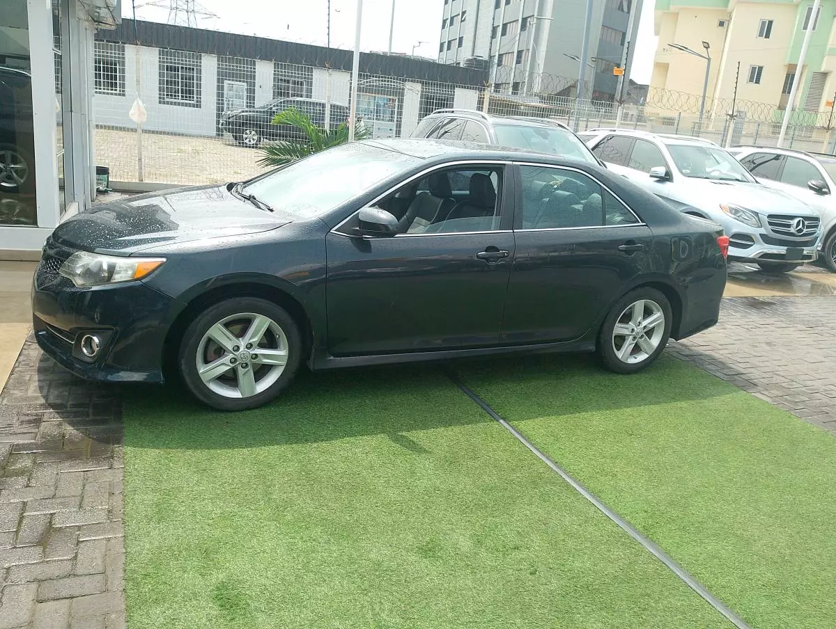 Toyota Camry   - 2014