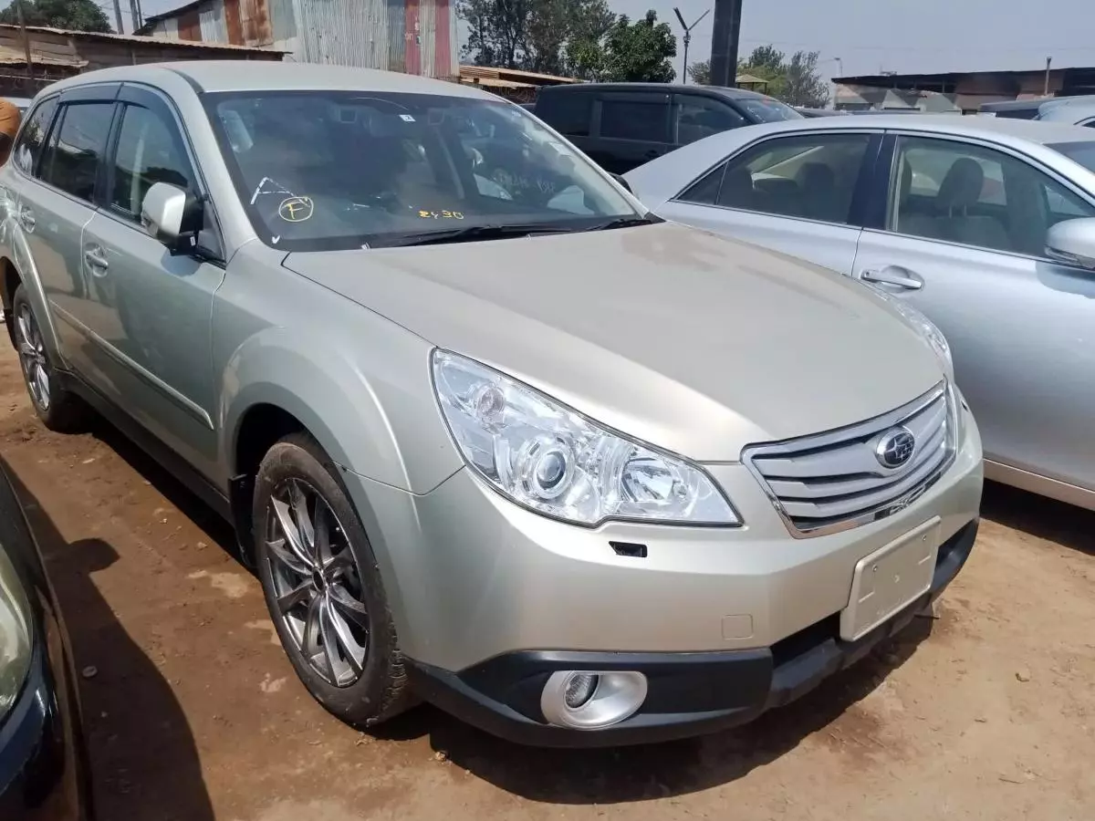 Subaru Outback   - 2011