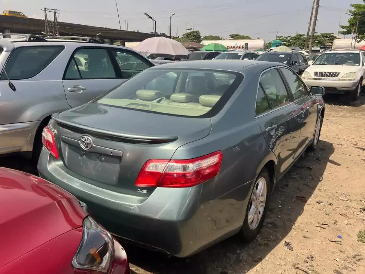 Toyota Camry   - 2009