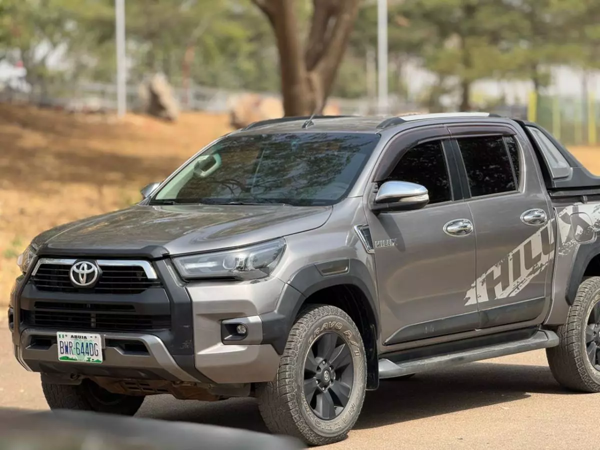 Toyota Hilux   - 2016