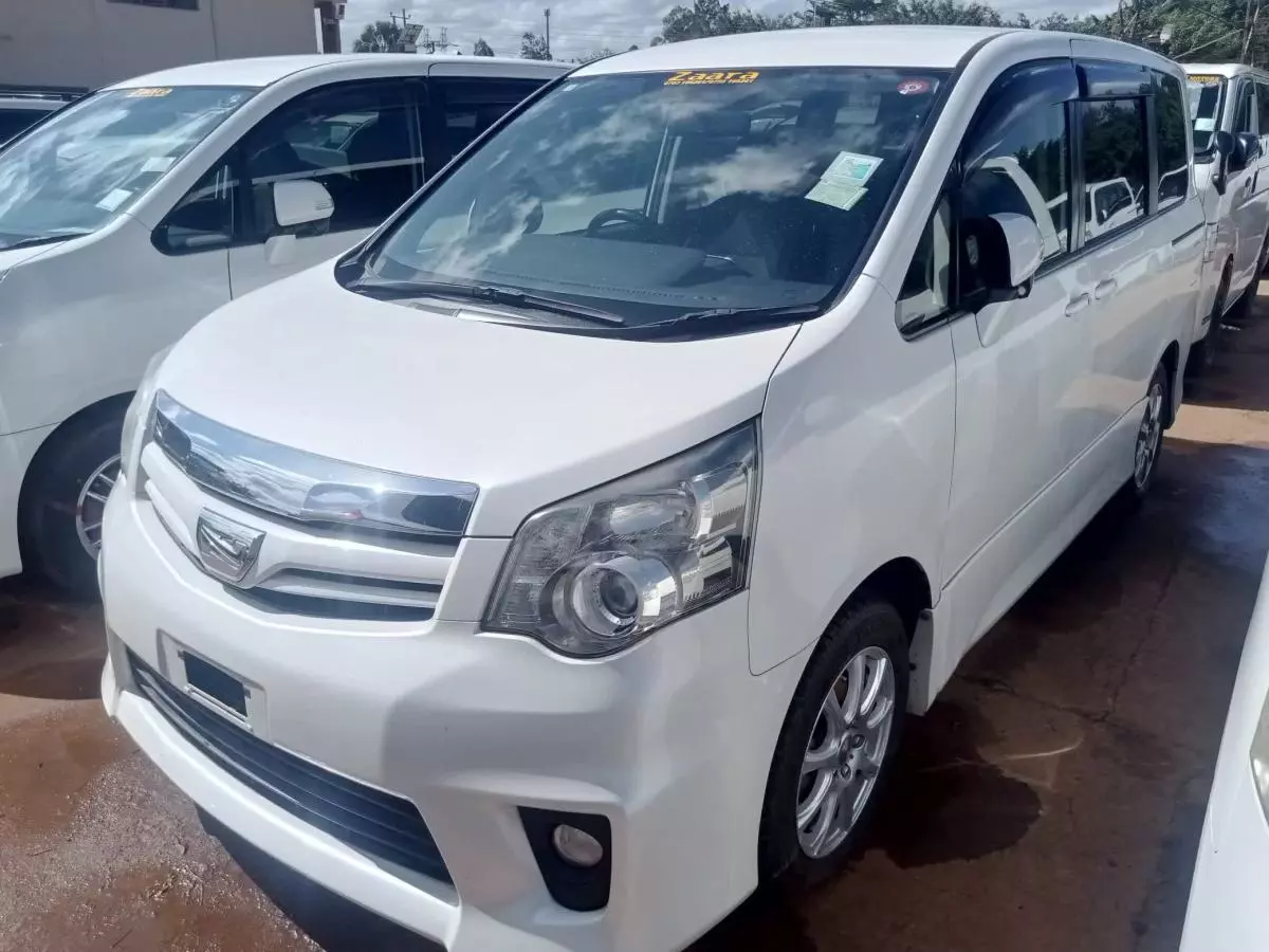 Toyota Noah   - 2011