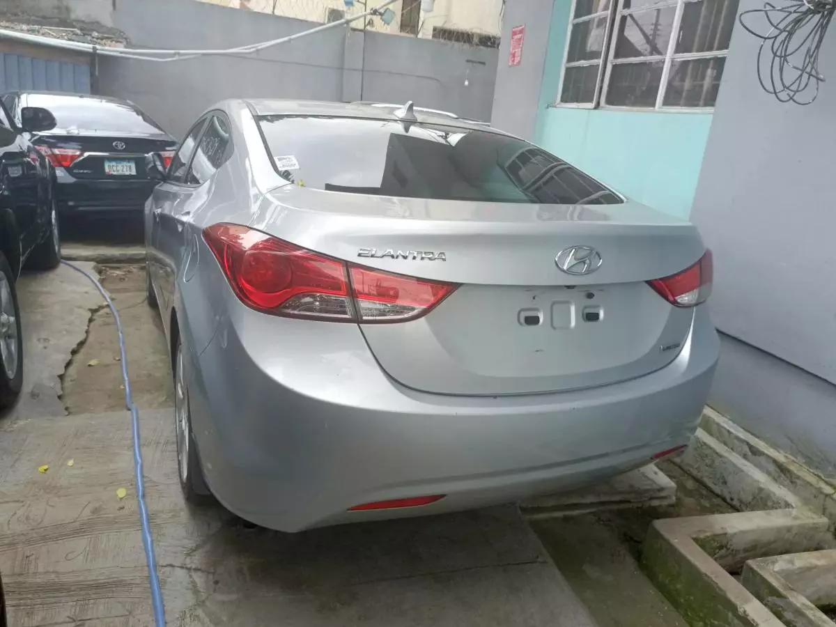 Hyundai Elantra   - 2012