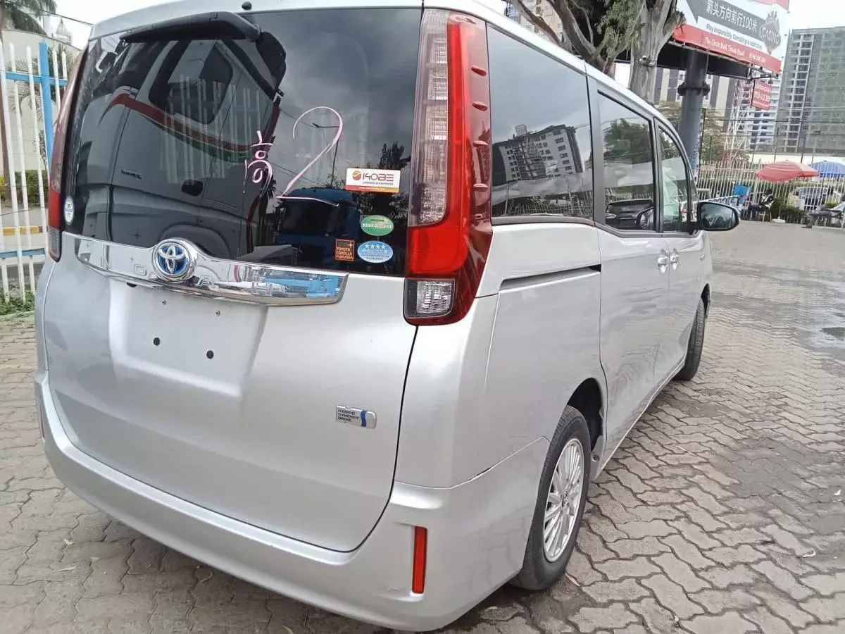 Toyota Noah Hybrid   - 2017