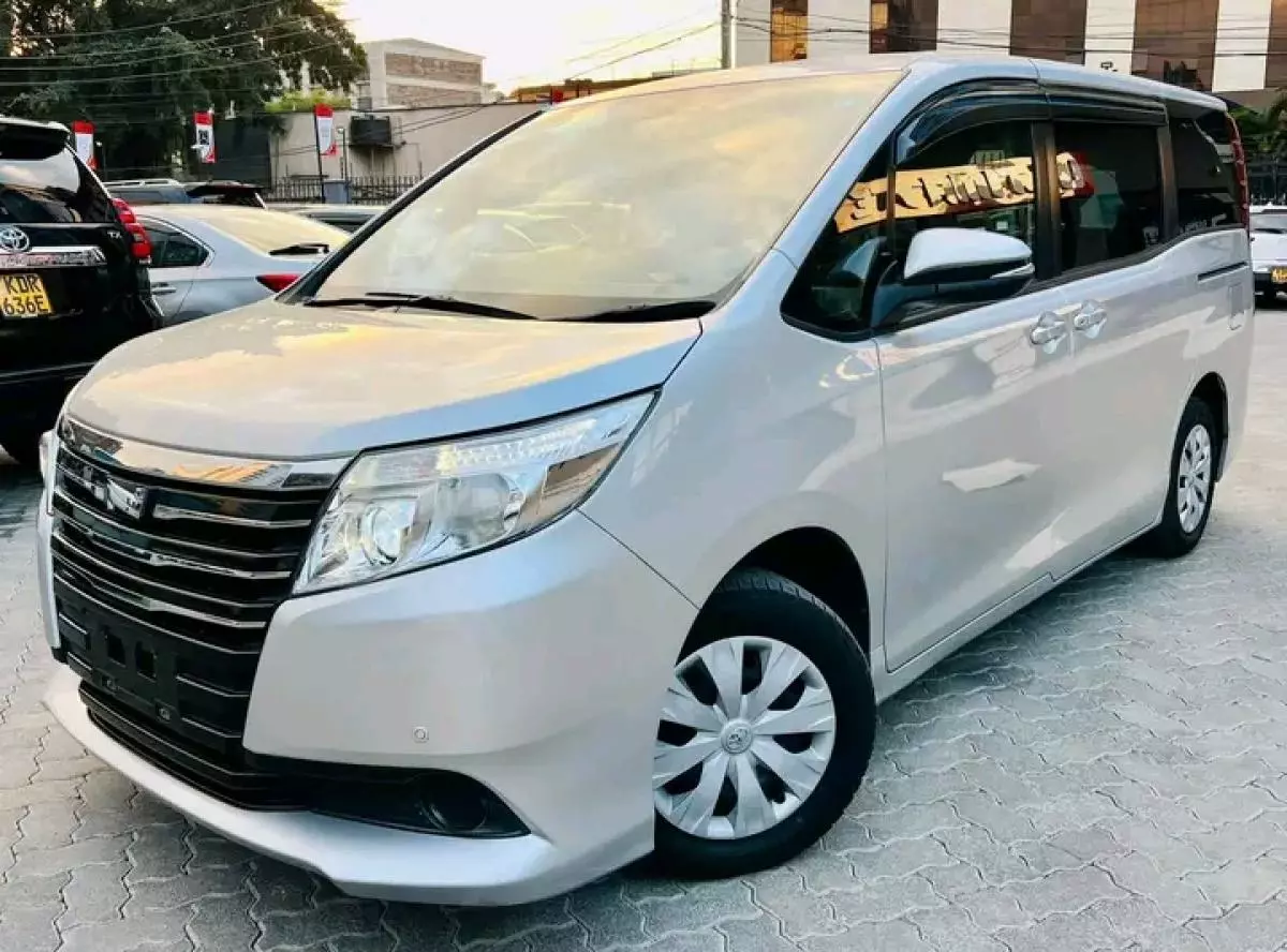 Toyota Noah   - 2017