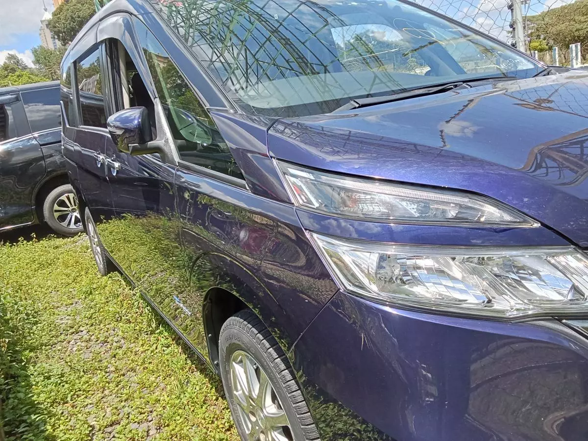 Nissan Serena   - 2017