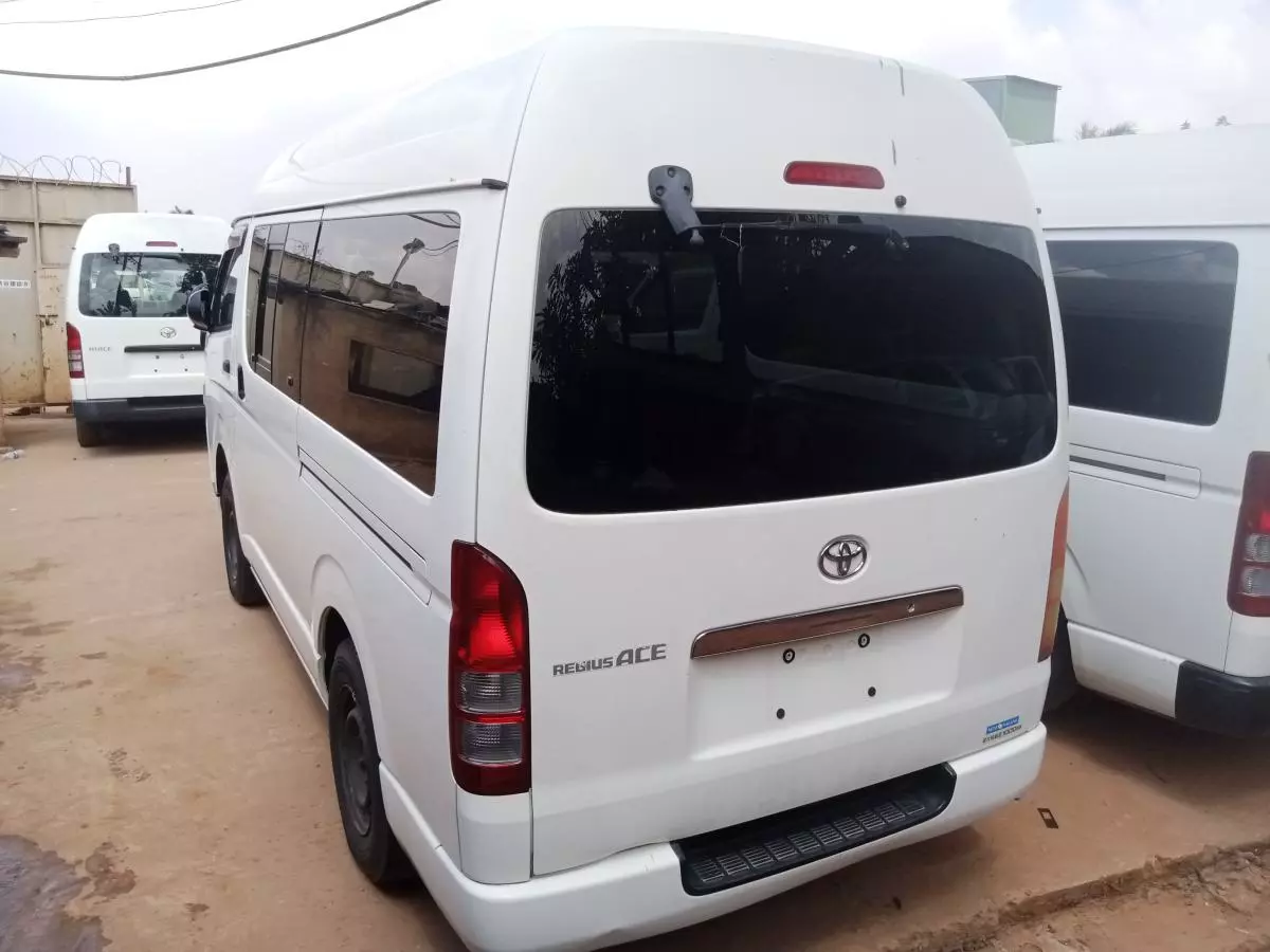 Toyota Hiace   - 2011