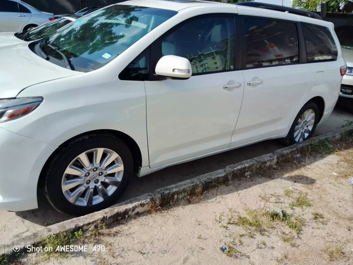 Toyota Sienna   - 2015