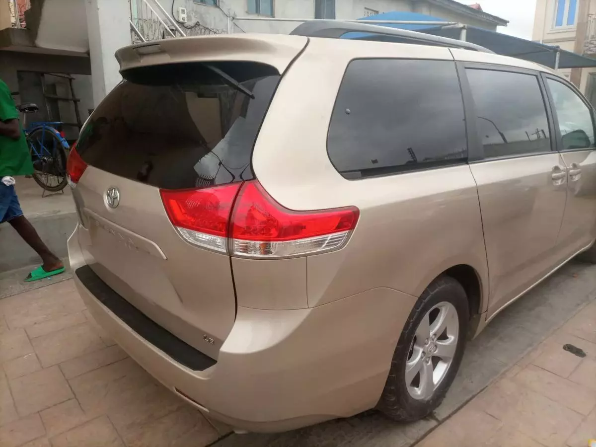 Toyota Sienna - 2011