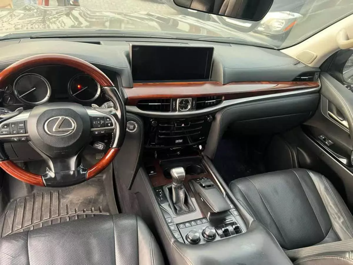 Lexus LX 570   - 2017
