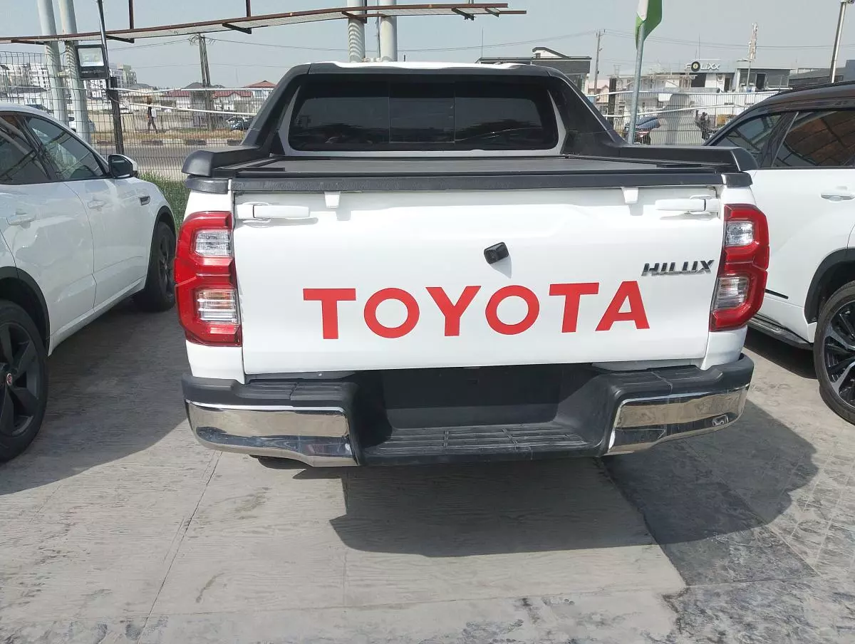 Toyota Hilux   - 2017