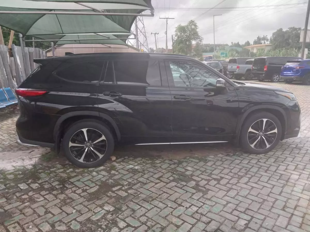 Toyota Highlander   - 2021