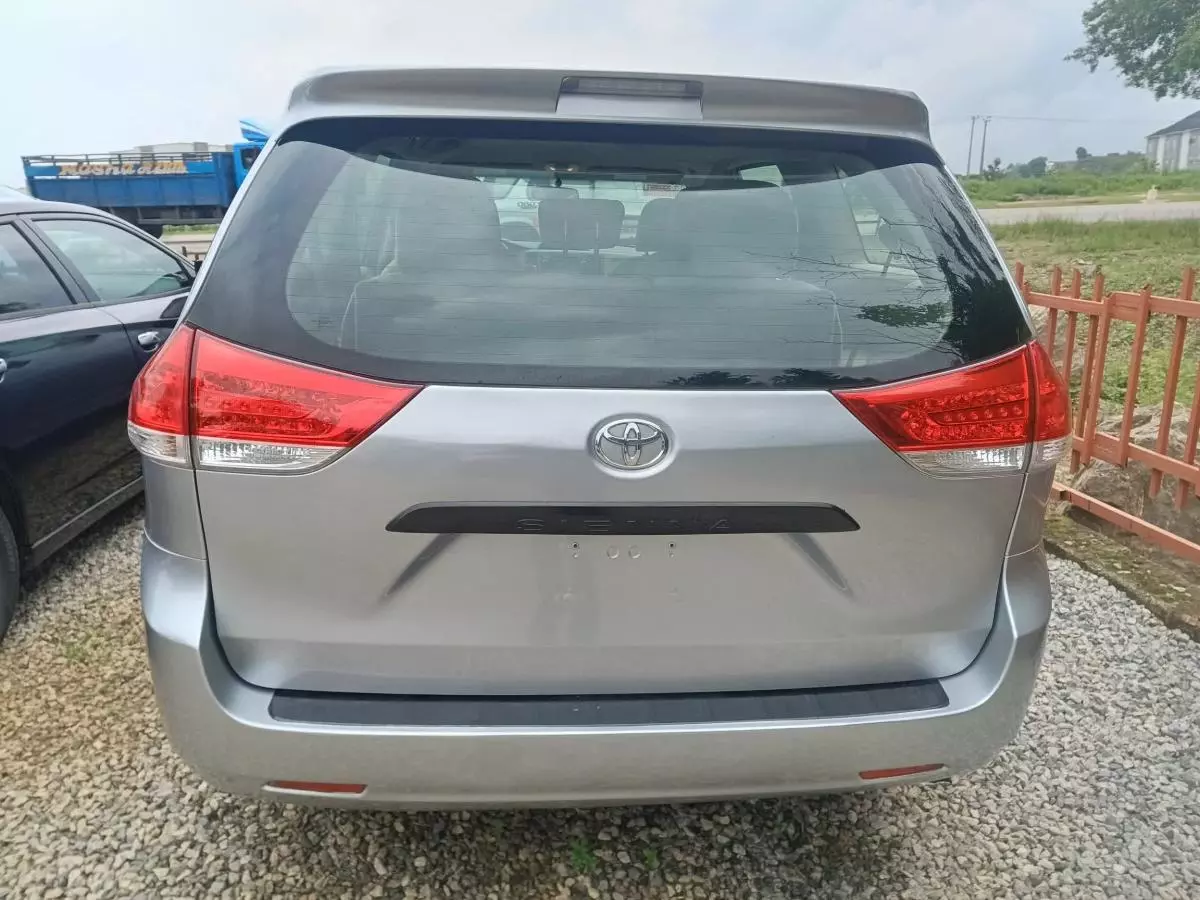 Toyota Sienna   - 2012