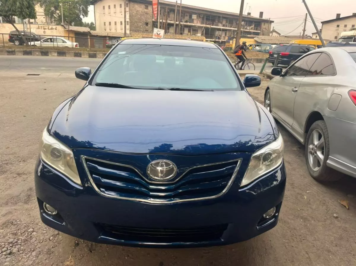 Toyota Camry   - 2010