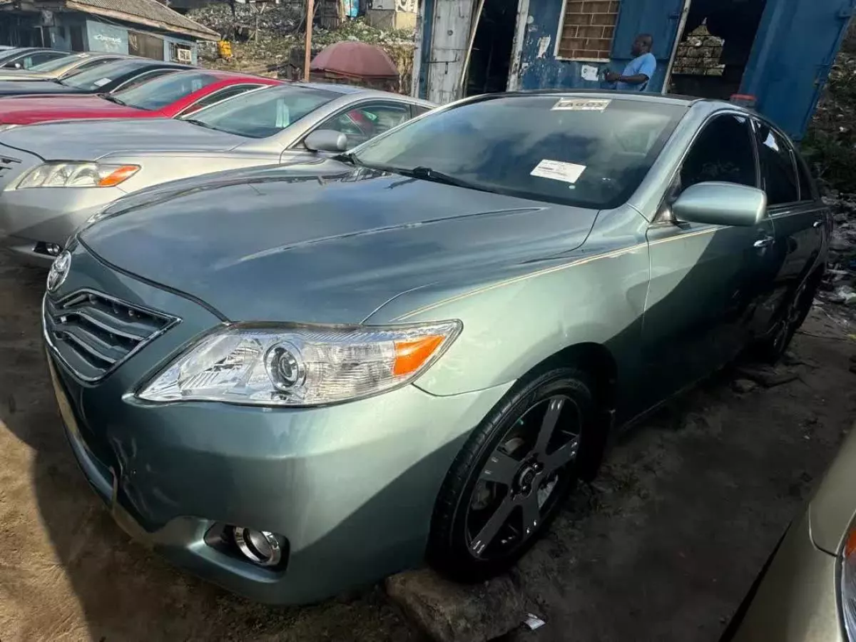 Toyota Camry   - 2009