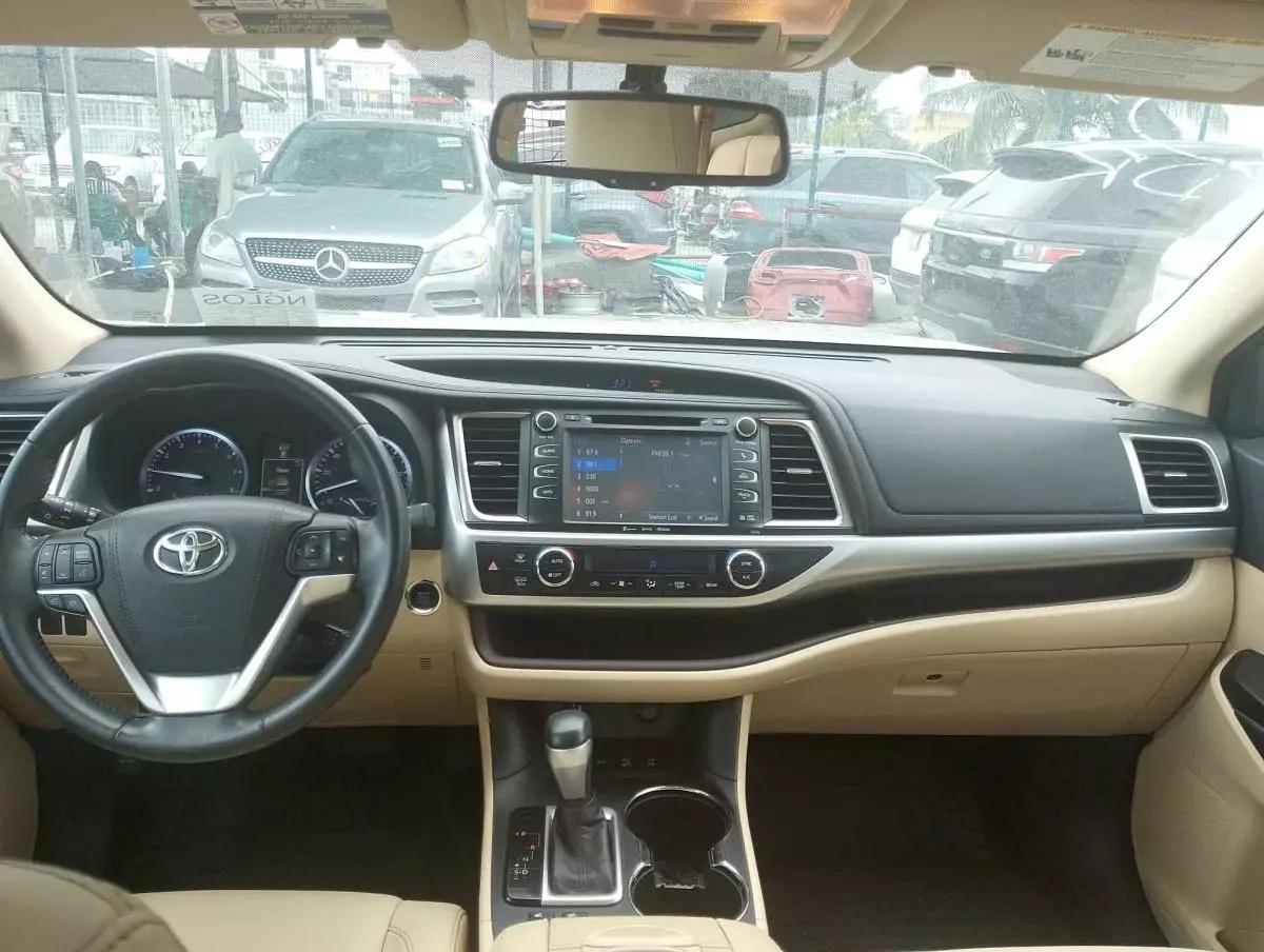 Toyota Highlander   - 2016