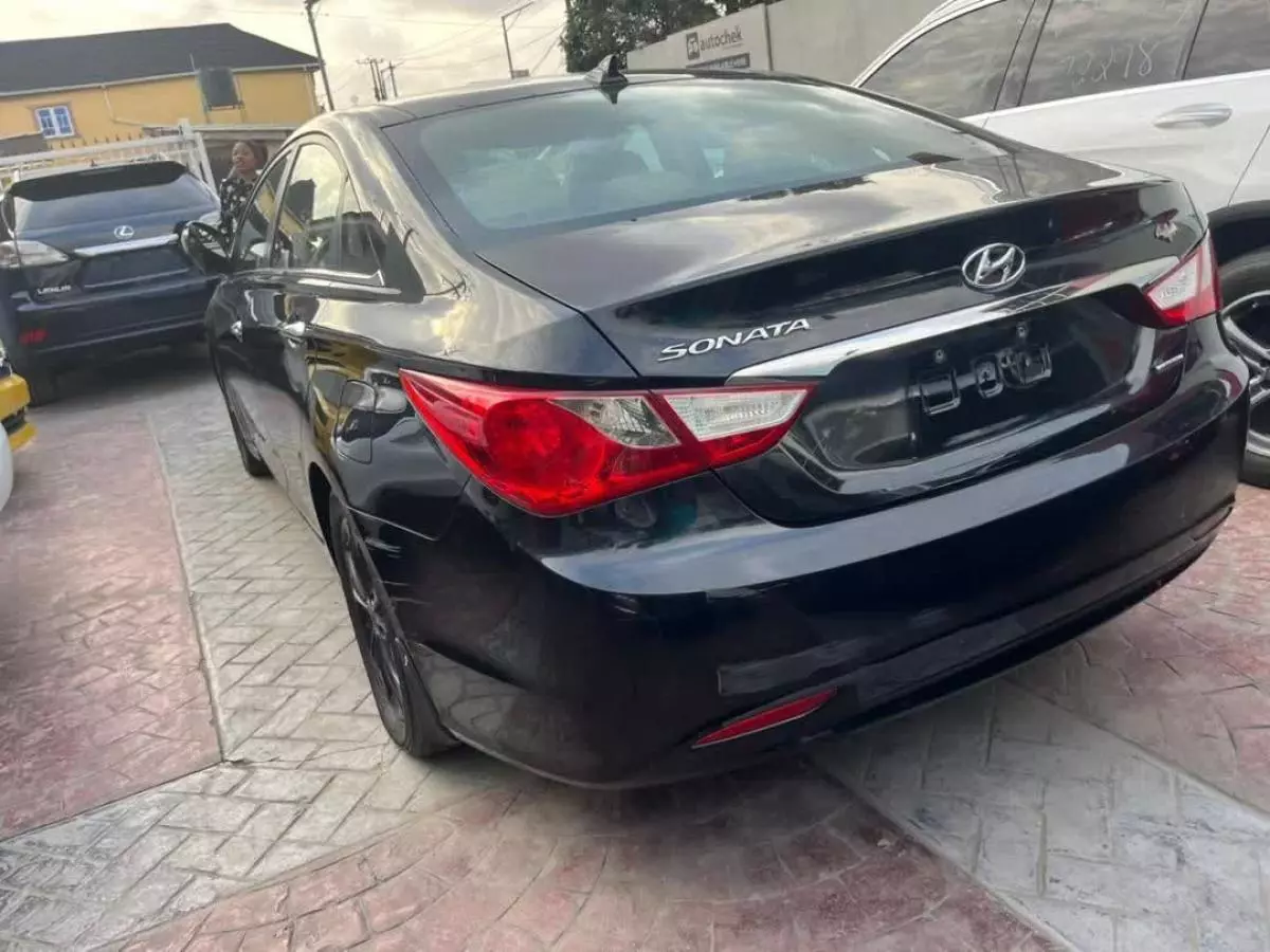 Hyundai Sonata   - 2012