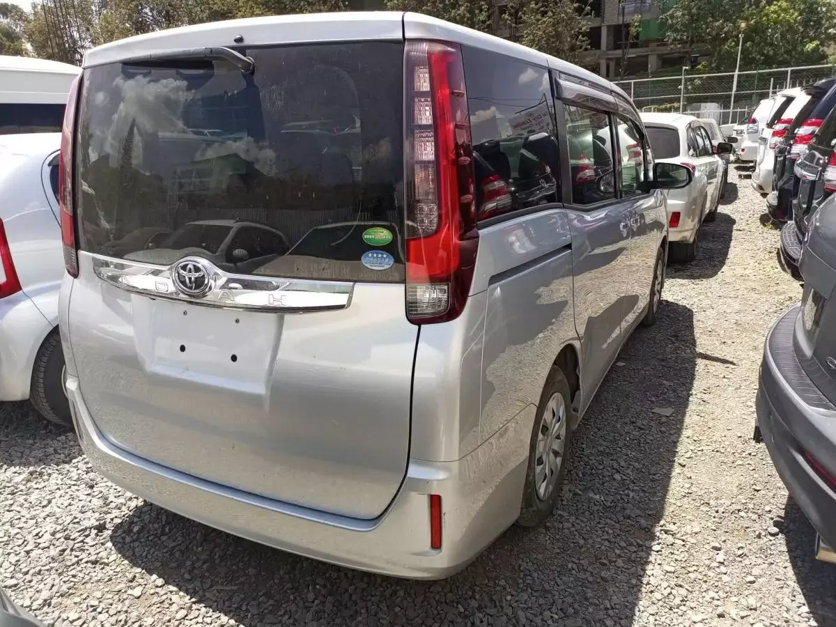 Toyota Noah - 2015
