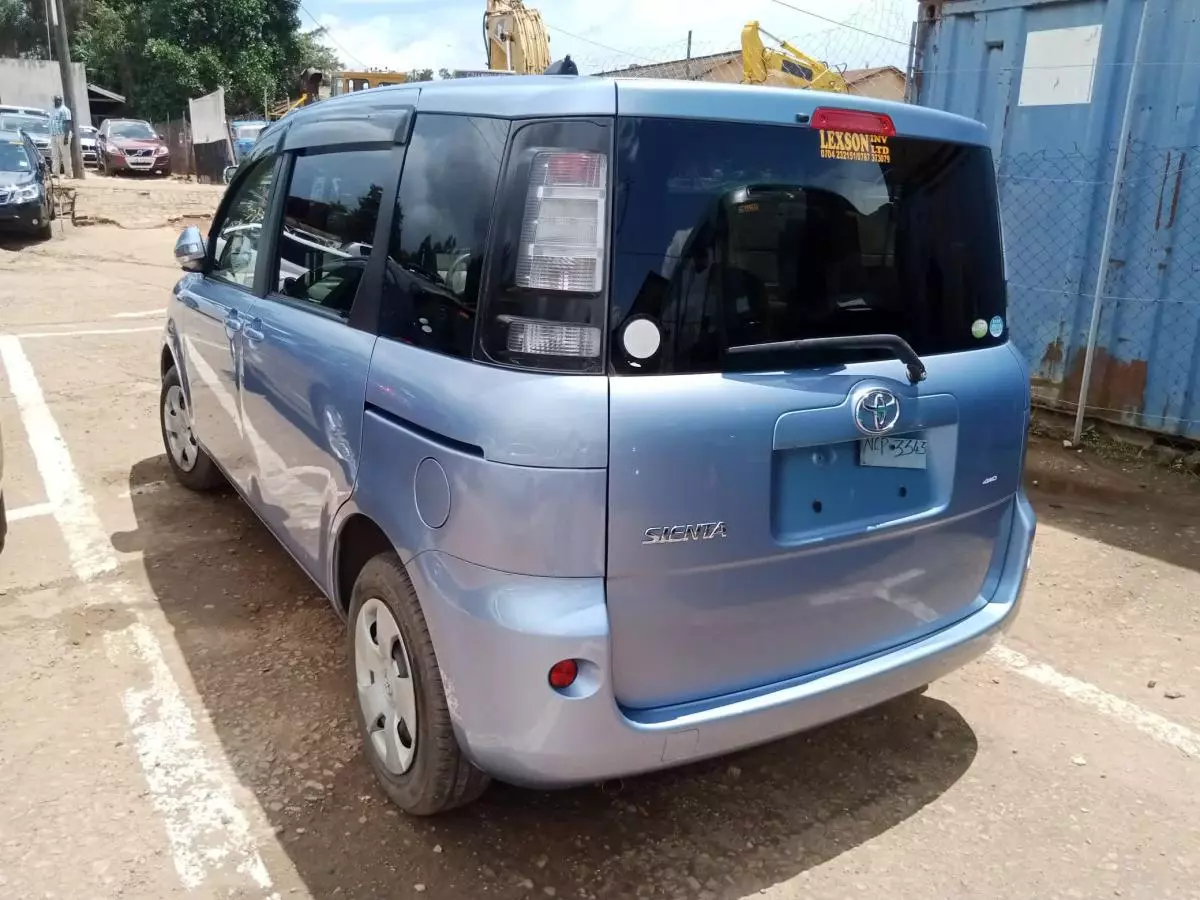 Toyota Sienta   - 2009